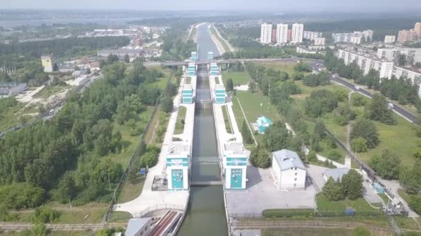 A Novoszibirszk vízerőmű hajózási kapuja az Ob folyón. 4K — Stock videók