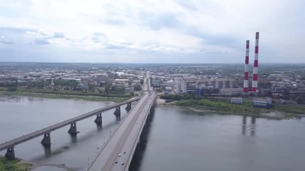 Most Kuznetsk nad rzeką Tomem. Panoramiczny widok na miasto Kemerowo. Rosja. 4K — Wideo stockowe