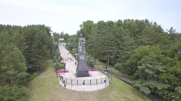 Monument - Minne till gruvarbetarna i Kuzbass. Staden Kemerovo. Ryssland. 4K — Stockvideo