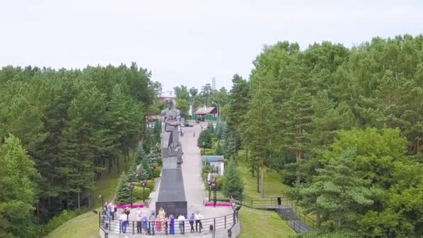 ドリーズームだ。記念碑 – クズバスの鉱山労働者へのメモリ.ケメロヴォの街。ロシア — ストック動画