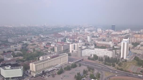 城市的钟表剧场广场市政府。克拉斯诺亚尔斯克市全景。俄罗斯。4K — 图库视频影像
