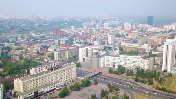 Dolly zoom. El reloj de la ciudad. Plaza del teatro. Administración municipal. Panorama de la ciudad de Krasnoyarsk. Rusia — Vídeos de Stock