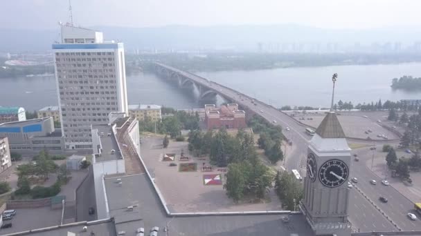 Stadsklockan. Kommunalbron, stadsförvaltningen. Panorama över staden Krasnojarsk. Ryssland. 4K — Stockvideo