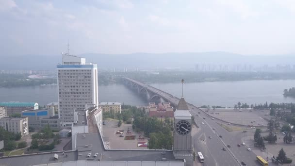 Městské hodiny. Společenský most, městská správa. Panorama města Krasnojarska. Rusko. 4K — Stock video