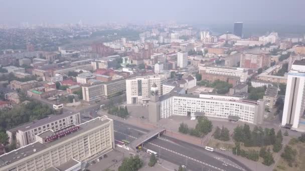 Ceasul oraşului. Piaţa teatrului. Administraţia oraşului. Panorama orașului Krasnoyarsk. Rusia. 4K — Videoclip de stoc