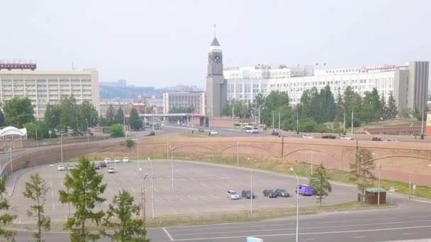 Dolly zoom. The city clock. Theatrical Square. Inscription and clock - Krasnoyarsk 2019. Panorama of the city of Krasnoyarsk. Russia — Stock Video