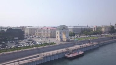 Rusya, Irkutsk. Moskova Kapısı. Angara Nehri 'nin kenarındaki toprak parçası. 4K
