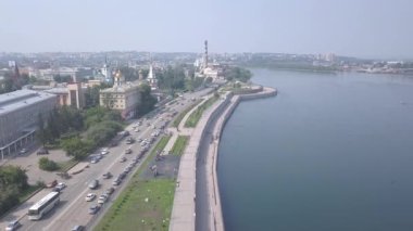 Rusya, Irkutsk. Moskova Kapısı. Angara Nehri 'nin kenarındaki toprak parçası. 4K