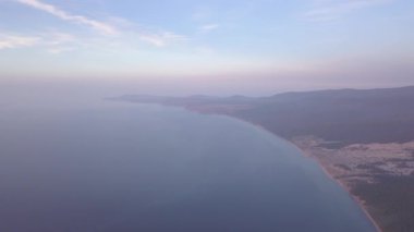 Rusya, Baykal Gölü, Olkhon Adası, Küçük Deniz Koyu üzerinde Günbatımı. Cape Sagan-Khushun. 4K