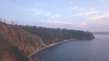 Rusya, Baykal Gölü, Olkhon Adası, Küçük Deniz Koyu üzerinde Günbatımı. 4K