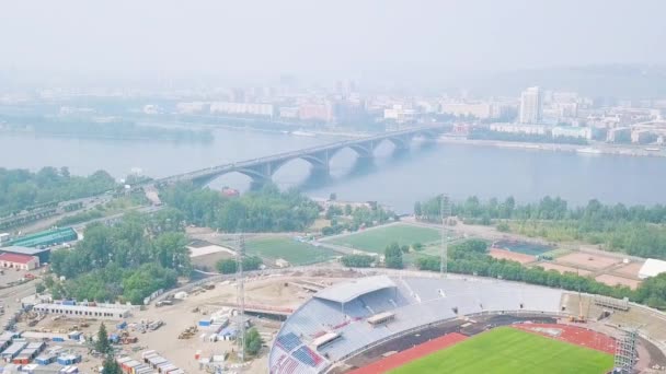Dolly zoom. Spor tesisi. Merkezi stadyum adını Lenin Komsomol 'dan almıştır. Rusya, Krasnoyarsk — Stok video