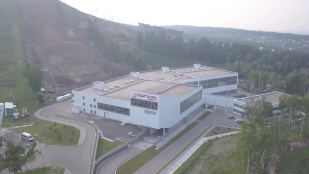 Rusko, Krasnojarsk. ZIMNÍ SPORTOVNÍ AKADEMIE. SOPKA MULTIFUNKČNÍ SPORTY COMPLEX. 4K — Stock video