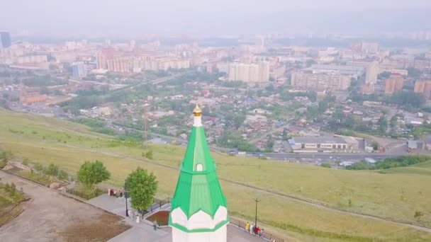 Dolly zoom. PARASKEVA PYATNITSA CAPITULO. símbolo de Krasnoyarsk y uno de los principales puntos de referencia de la ciudad — Vídeo de stock