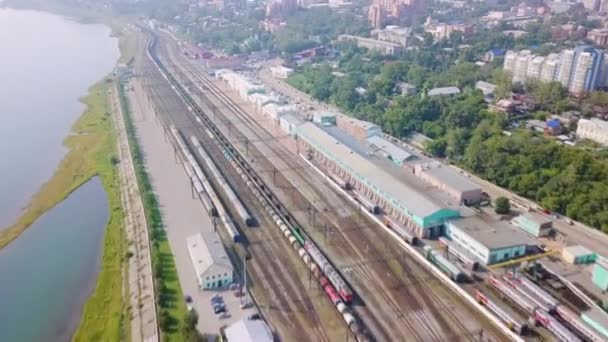 Russland, Irkutsk. Jernbanestasjon i byen Irkutsk. Irkutsk-passasjer. 4K – stockvideo