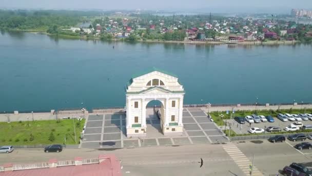 Dolly zoom. Russland, Irkutsk. Moskauer Tor. Wahrzeichen am Ufer der Angara — Stockvideo