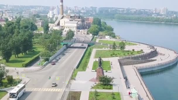 Dolly zoom. Rússia, Irkutsk. Embankment do rio de Angara, monumento aos fundadores de Irkutsk. O texto sobre o russo - Irkutsk — Vídeo de Stock