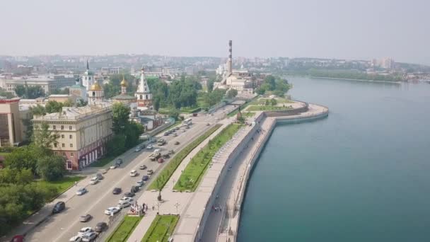 Dolly ráközelít. Oroszország, Irkutszk. Moszkva kapu. Látványosság az Angara folyó partján — Stock videók