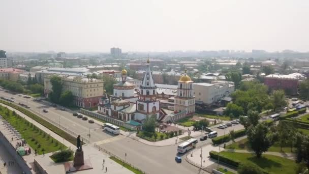 Rusya, Irkutsk. Epifani Katedrali. Angara Nehri 'nin seti, Irkutsk' un Kurucuları Anıtı. Rusça metni, Irkutsk. 4K — Stok video