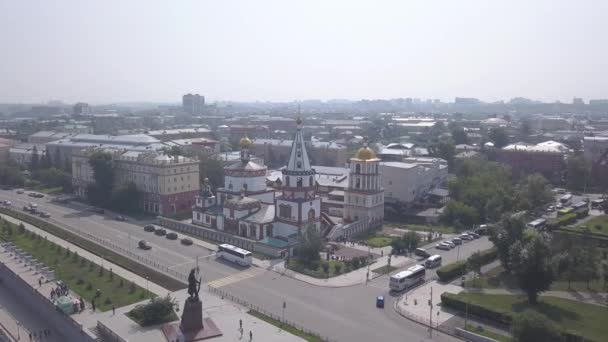 Rusya, Irkutsk. Epifani Katedrali. Angara Nehri 'nin seti, Irkutsk' un Kurucuları Anıtı. Rusça metni, Irkutsk. 4K — Stok video