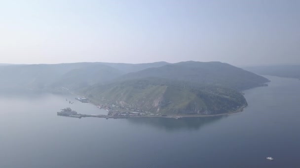 Ryssland, Irkutsk. Port Baikal, Cape Ustyansky. Källan till floden Angara från Bajkalsjön. 4K — Stockvideo