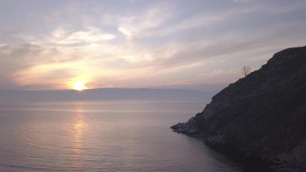 Rússia, Lago Baikal, Ilha Olkhon, Pôr do sol sobre Small Sea Bay. 4K — Vídeo de Stock