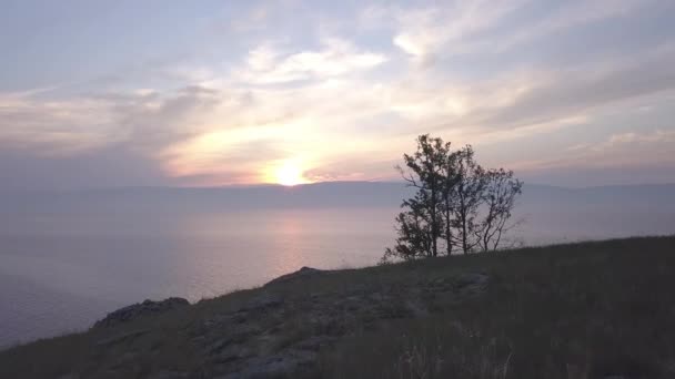 Rusia, Lago Baikal, Isla Olkhon, Puesta de sol sobre la bahía del Mar Pequeño. 4K — Vídeo de stock