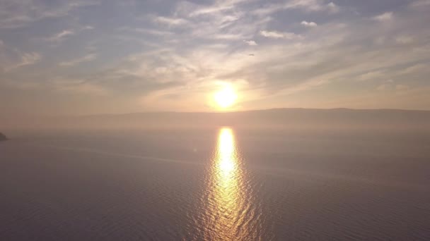 Ρωσία, λίμνη Baikal, νήσος Olkhon, ηλιοβασίλεμα πάνω από το μικρό κόλπο της θάλασσας. 4K — Αρχείο Βίντεο