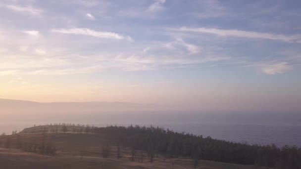 Rússia, Lago Baikal, Ilha Olkhon, Pôr do sol sobre Small Sea Bay. 4K — Vídeo de Stock