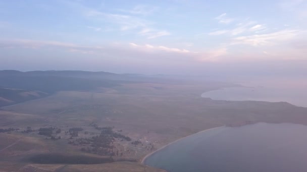 Ρωσία, λίμνη Baikal, νήσος Olkhon, ηλιοβασίλεμα πάνω από το μικρό κόλπο της θάλασσας. 4K — Αρχείο Βίντεο