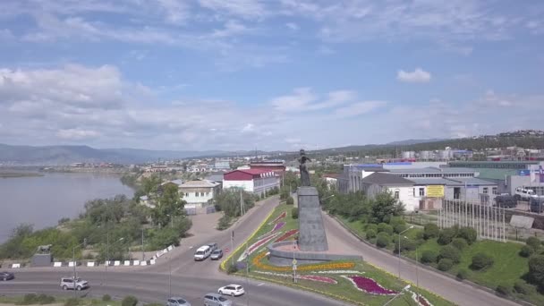 Ρωσία, Ουλάν-Ούντε. Φιλόξενη Μπουριάτεια. Μνημείο, γλυπτό. Εγκατεστημένο στις όχθες του ποταμού Σελένγκα. 4K — Αρχείο Βίντεο