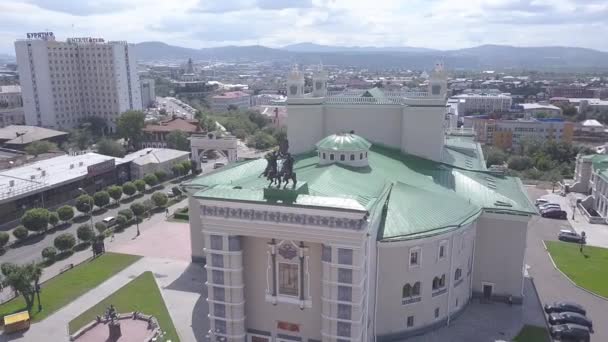 Russland, Ulan-Ude. Staatliches Akademisches Opern- und Balletttheater Burjat, benannt nach dem Volkskünstler der UdSSR G. Ts. Tsydynzhapov. 4K — Stockvideo