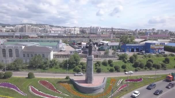 Rusland, Ulan-Ude. Gastvrije Buryatia. Monument, sculptuur. Geïnstalleerd aan de oevers van de Selenga rivier. 4K — Stockvideo