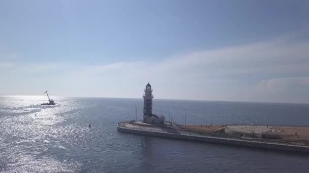 ロシアバイカル湖だ。湖の岸の灯台。川のタークの口。4K — ストック動画