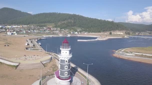 Rússia, Lago Baikal. O farol na margem do lago. Boca do rio Turk. 4K — Vídeo de Stock