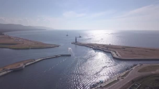 Rússia, Lago Baikal. O farol na margem do lago. Boca do rio Turk. 4K — Vídeo de Stock