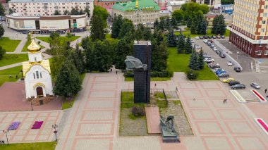 Ivanovo, Rusya - 12 Ağustos 2020: şehir merkezi üzerinde uçuş. Devrim karesi. 1905 Devrimi 'nin Savaşçıları Anıtı, Havadan Bakış  
