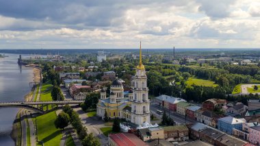 Rybinsk, Rusya - 16 Ağustos 2020: Rybinsk Köprüsü ve Spaso-Dönüşüm Katedrali (Efendinin Dönüşümü Katedrali), Rybinsk, Havadan Görünüm  