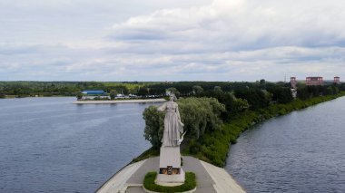 Rybinsk, Rusya - 16 Ağustos 2020: Ana Volga heykeli. Sistem Rybinsk rezervuarını kilitliyor, Hava Görünümü  