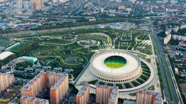 Krasnodar, Rusya - 26 Ağustos 2020: Krasnodar - Krasnodar şehrindeki bir futbol stadyumu. Halk Parkı Krasnodar (Galitsky Parkı). Gün batımı, Hava Görünümü  