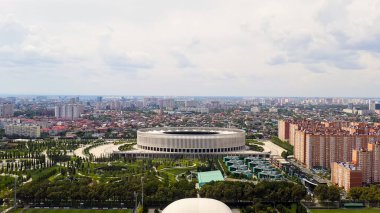 Krasnodar, Rusya - 28 Ağustos 2020: Krasnodar - Krasnodar şehrindeki bir futbol stadyumu. Halk Parkı Krasnodar (Galitsky Parkı). Yaz hava manzarası, Hava manzarası  