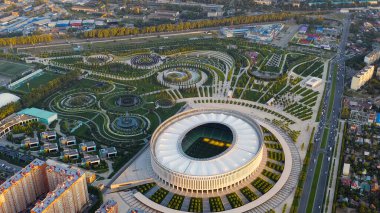 Krasnodar, Rusya - 29 Ağustos 2020: Krasnodar Stadyumu, Krasnodar Parkı 'nda bulunan bir futbol stadyumu. Gün batımı zamanı, Hava Görüntüsü  