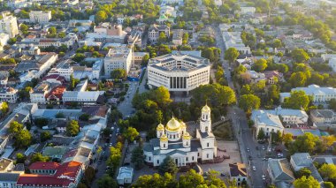 Simferopol, Kırım - 31 Ağustos 2020: Kırım Cumhuriyeti Devlet Konseyi. Gün batımında şehir merkezi panoraması, Hava Görüntüsü  
