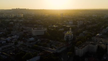 Simferopol, Kırım - 31 Ağustos 2020: Kırım Cumhuriyeti Devlet Konseyi Alexander Nevsky Katedrali. Gün batımı, Hava Görünümü  