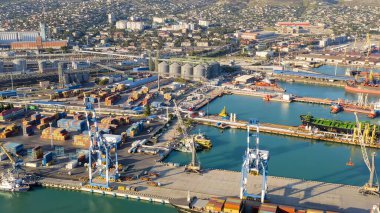 Novorossiysk, Rusya - 16 Eylül 2020: Novorossiysk Limanı. Karadeniz 'deki Tsemesskaya Körfezi, Hava Görüntüsü  