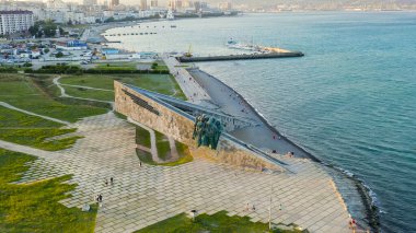 Novorossiysk, Rusya - 16 Eylül 2020: Malaya Zemlya Anıtı (Little Land). Tarihi anıt. Gün batımı, Hava Görünümü  