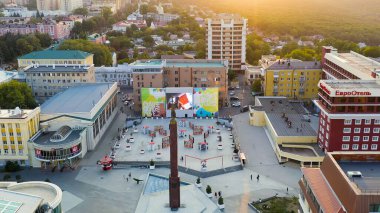 Stavropol, Rusya - 17 Eylül 2020: Haç Şehri Koruyucu Meleği. Alexandrovskaya Meydanı. Gün batımı, Hava Görünümü  