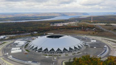 Samara, Rusya - 20 Eylül 2020 Samara Arena Stadyumu. Sonbahar bulutları, Hava Görünümü  