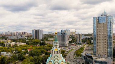 Samara, Rusya - 20 Eylül 2020: Tanrı 'nın Bilgeliği Sophia Katedrali. Volga Nehri 'nin kıyısında, Aerial View  