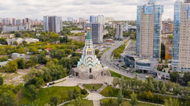 Samara, Rusya - 20 Eylül 2020: Tanrı 'nın Bilgeliği Sophia Katedrali. Volga Nehri 'nin kıyısında, Aerial View  