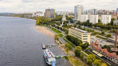 Samara, Rusya - 20 Eylül 2020: Stella Rook. Volga Nehri 'nin kıyısında, Aerial View  